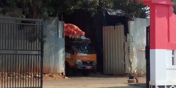 Truk Pengangkut Sampah DLH Kabupaten Bogor Terparkir di Lapak Rongsok, Warga Soroti Aktivitas Penjualan Barang Bekas