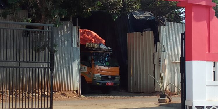 Truk Pengangkut Sampah DLH Kabupaten Bogor Terparkir di Lapak Rongsok, Warga Soroti Aktivitas Penjualan Barang Bekas