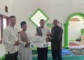 PLN Gunung Putri Melalui YBM PLN Tebar Kebaikan di Jum’at Berkah untuk Marbot Masjid
