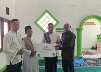 PLN Gunung Putri Melalui YBM PLN Tebar Kebaikan di Jum’at Berkah untuk Marbot Masjid