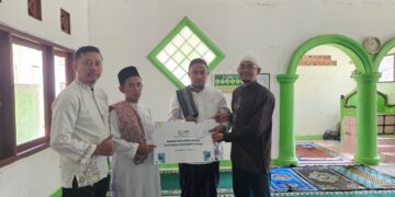 PLN Gunung Putri Melalui YBM PLN Tebar Kebaikan di Jum’at Berkah untuk Marbot Masjid