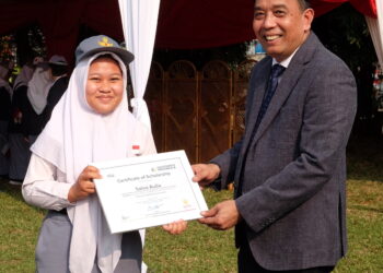 Dukung Peningkatan Indeks Pendidikan, Solusi Bangun Indonesia Salurkan Beasiswa kepada 500 Pelajar di 9 Desa