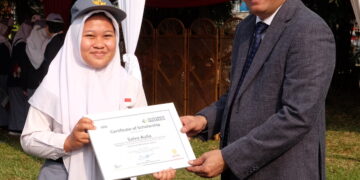 Dukung Peningkatan Indeks Pendidikan, Solusi Bangun Indonesia Salurkan Beasiswa kepada 500 Pelajar di 9 Desa