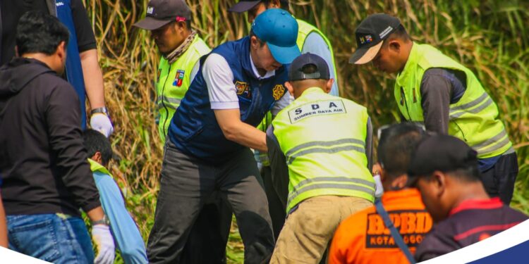 ‎Pemkot Bogor dan KNPI Tanam Pohon serta Bersihkan Sungai Ciliwung, Dedie Rachim: Jangan Tunggu Orang Lain Bergerak