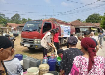 Atasi Dampak Kekeringan di Cariu, YBM PLN Gunung Putri Salurkan 16.000 Liter Air Bersih tersebar di beberapa Ponpes Cariu