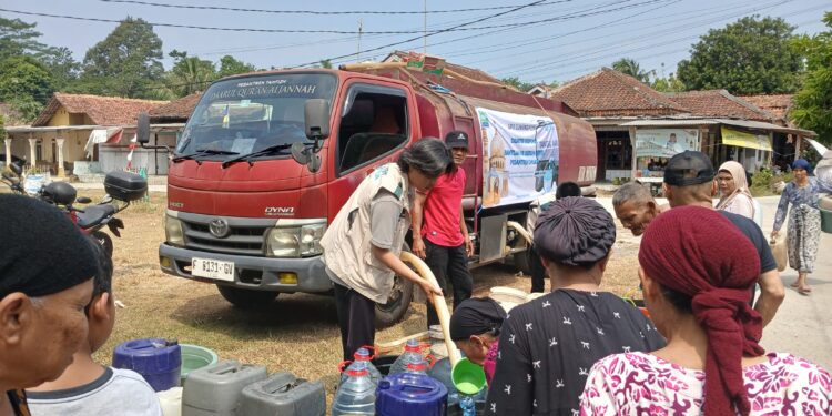 Atasi Dampak Kekeringan di Cariu, YBM PLN Gunung Putri Salurkan 16.000 Liter Air Bersih tersebar di beberapa Ponpes Cariu