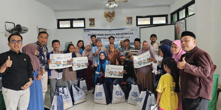 YBM PLN Gunung Putri ULP Jonggol Salurkan Bantuan Sembako dan Edukasi Kelistrikan untuk Warga Desa Singajaya