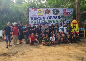 ‎Sambut HUT ke-81 RI, PWI Kabupaten Bogor Gelar Aksi Bersih-bersih Sungai Ciliwung‎