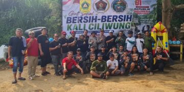‎Sambut HUT ke-81 RI, PWI Kabupaten Bogor Gelar Aksi Bersih-bersih Sungai Ciliwung‎