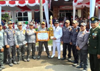 Pemdes Dayeuh Sabet Juara 1 Lomba Baris-Berbaris Satlinmas se-Kecamatan Cileungsi