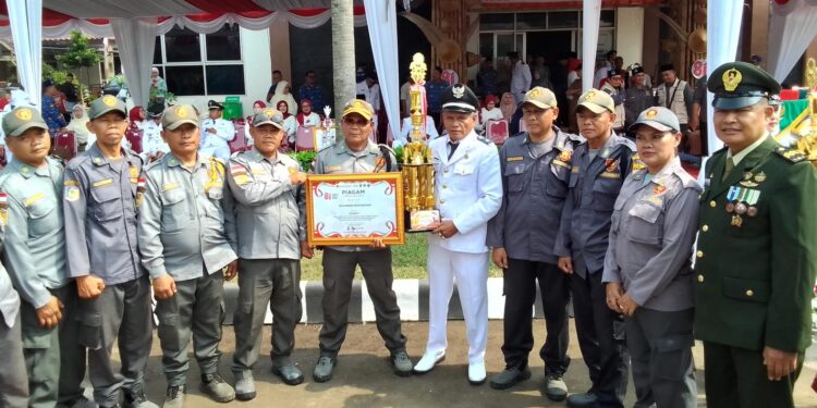 Pemdes Dayeuh Sabet Juara 1 Lomba Baris-Berbaris Satlinmas se-Kecamatan Cileungsi