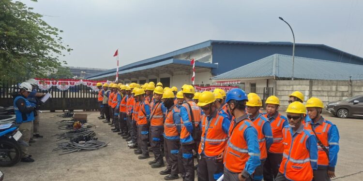 PLN Gunung Putri Perkuat Keandalan Jaringan Melalui Pemeliharaan ROW Penyulang Serena