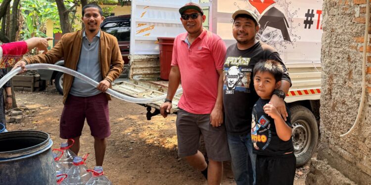 ‎Atasi Krisis Air Bersih, Tangki Gajah Parungpanjang Pasok Ribuan Liter untuk Warga