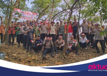 Sambut HUT ke-81 RI, Forkopimcam Gunung Putri Kibarkan Merah Putih di Puncak Gunung Putri