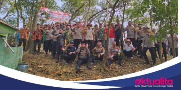 Sambut HUT ke-81 RI, Forkopimcam Gunung Putri Kibarkan Merah Putih di Puncak Gunung Putri