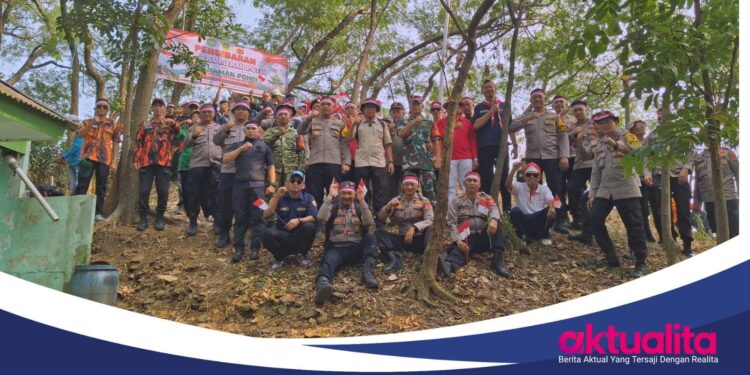 Sambut HUT ke-81 RI, Forkopimcam Gunung Putri Kibarkan Merah Putih di Puncak Gunung Putri