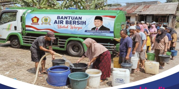 Warga Pasir Mukti Kesulitan Air Bersih, Ipeck Turun Tangan Salurkan 3 Mobil Tangki