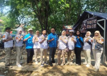 Rayakan Mualid Nabi, KNPI dan OKP Satria Klapanunggal Bagikan Nasi Box Kepada Warga