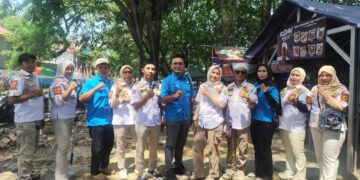 Rayakan Mualid Nabi, KNPI dan OKP Satria Klapanunggal Bagikan Nasi Box Kepada Warga