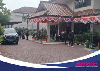KPK Geledah Kantor BKPSDM dan Bappenda Kabupaten Bogor, Bawa Koper Diduga Berisi Berkas
