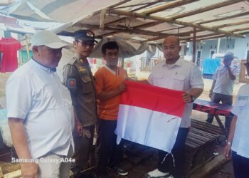 Pemdes Cileungsi Ajak Warga Semarakkan HUT RI dengan Pembagian Bendera Merah Putih