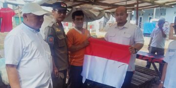 Pemdes Cileungsi Ajak Warga Semarakkan HUT RI dengan Pembagian Bendera Merah Putih