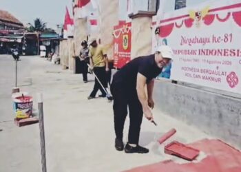 Sambut HUT ke-81 RI, Pemdes Kemang dan Warga Gotong Royong Percantik Jalan Kabupaten