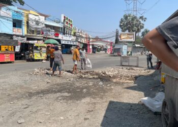 Bentuk Kepedulian Lingkungan, PKL Griya Bukit Jaya Gunung Putri Kompak Kerja Bakti dan Urug Jalan