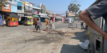 Bentuk Kepedulian Lingkungan, PKL Griya Bukit Jaya Gunung Putri Kompak Kerja Bakti dan Urug Jalan